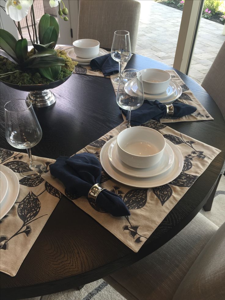 Can You Put Rectangle Placemats on a Round Table